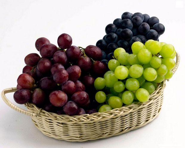 ешьте виноград отдельно от других продуктов;   выдерживайте промежутки во времени между употреблением ягод и другой еды   ешьте виноград не ранее, чем через 1,5 часа после основного приема пищи, чтобы избежать последствий;   в идеале, очистите ягоды от жесткой кожуры и ешьте только мякоть;   Не ешьте косточки
